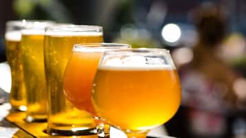 Une rangée de verres à bière sur le comptoir d’un bar.