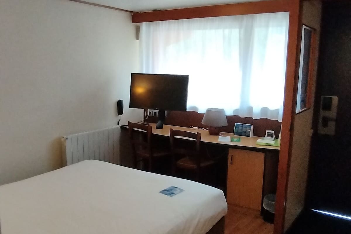 Literie de qualité supérieure, bureau, fer et planche à repasser