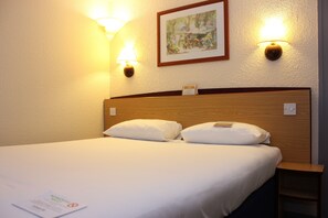 Desk, free cots/infant beds, WiFi, bed sheets