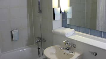 Combined shower/bathtub, eco-friendly toiletries, towels