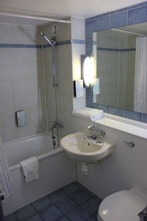 Combined shower/bathtub, eco-friendly toiletries, towels