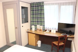 Desk, free cots/infant beds, WiFi, bed sheets