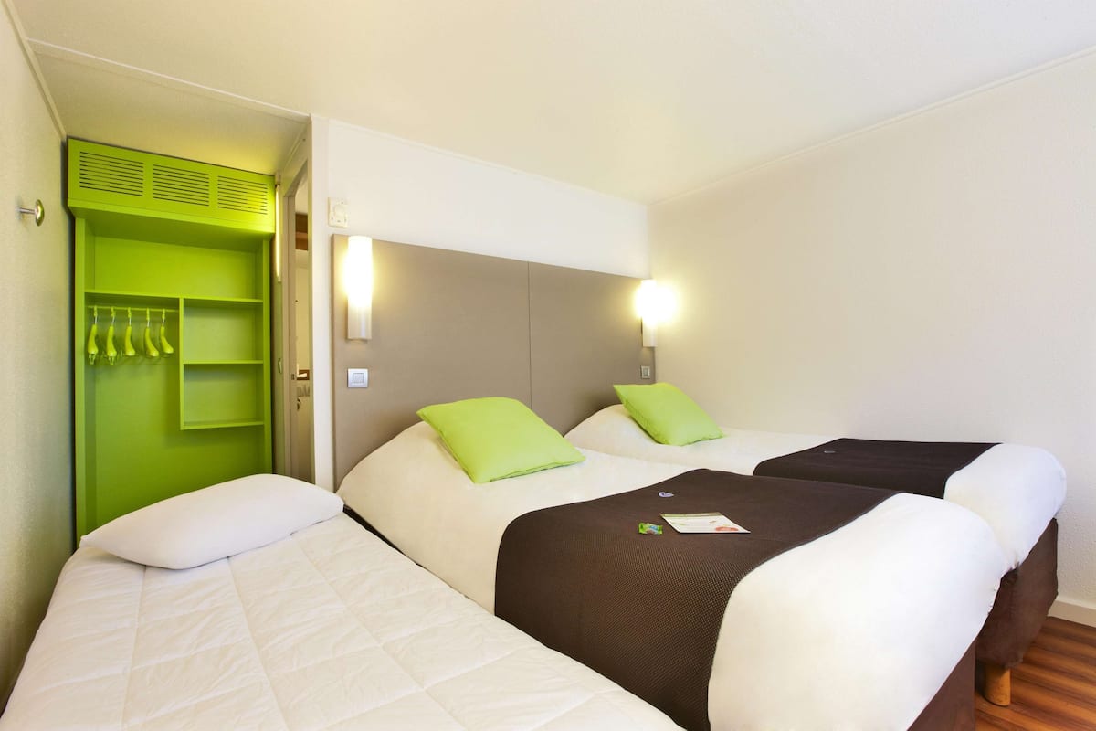 Next Generation, Junior Room, 2 Twin Beds | Tempur-Pedic beds, desk, soundproofing, iron/ironing board
