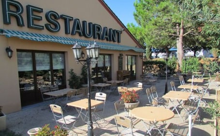 Terrace/patio. Hotel Campanile Beziers