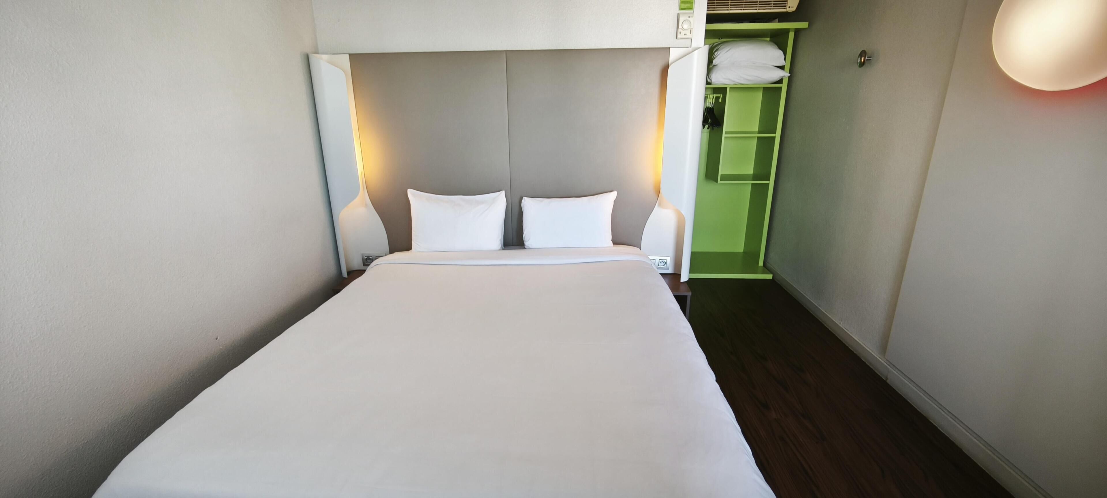 Standard Room, 1 Double Bed | Tempur-Pedic beds, desk, soundproofing, iron/ironing board