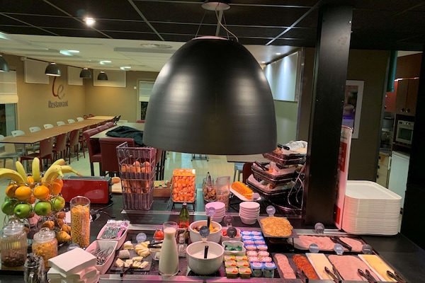 Tägliches Frühstücksbuffet (13.9 EUR pro Person)