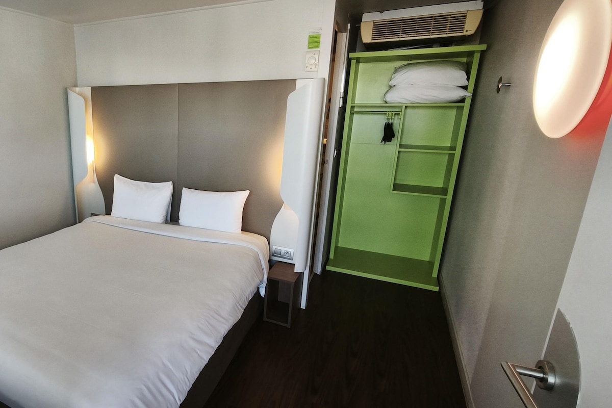 เตียง Tempur-Pedic, โต๊ะทำงาน, ห้องเก็บเสียง, เตารีด/โต๊ะรีดผ้า