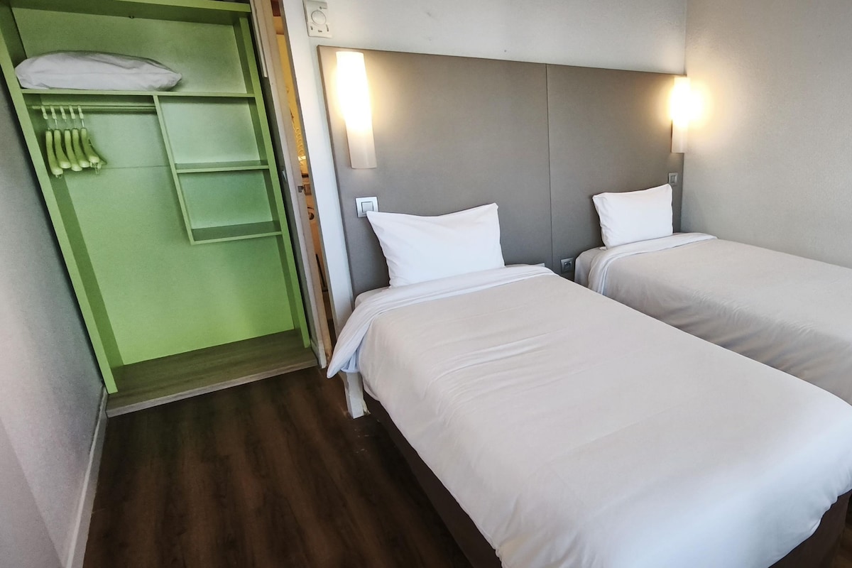 เตียง Tempur-Pedic, โต๊ะทำงาน, ห้องเก็บเสียง, เตารีด/โต๊ะรีดผ้า
