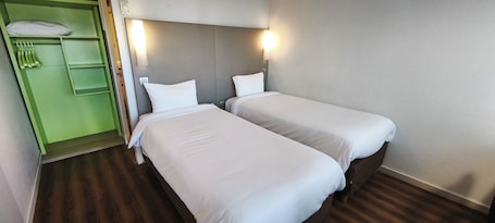 Tempur-Pedic beds, desk, soundproofing, iron/ironing board. Hotel Campanile Beziers