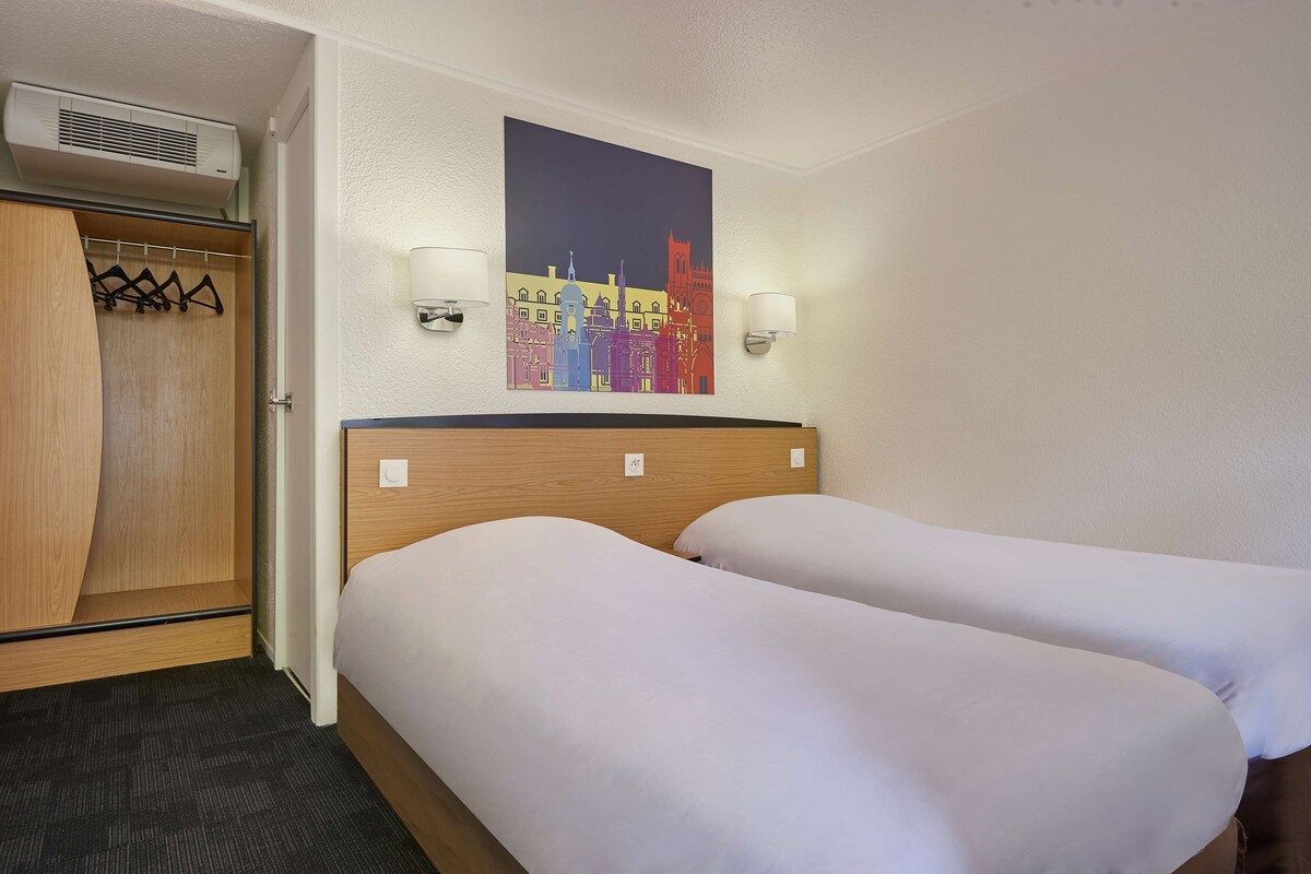 Kamar Standar, 2 Tempat Tidur Twin | Seprai premium, meja kerja, tirai kedap cahaya, dan setrika/meja setrika