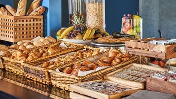 Colazione a buffet, servita nei giorni feriali (13.90 EUR a persona)