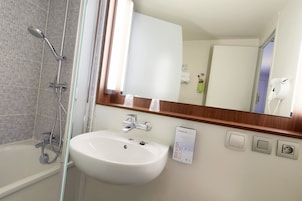 Bañera con ducha, artículos de tocador ecológicos, secador de pelo