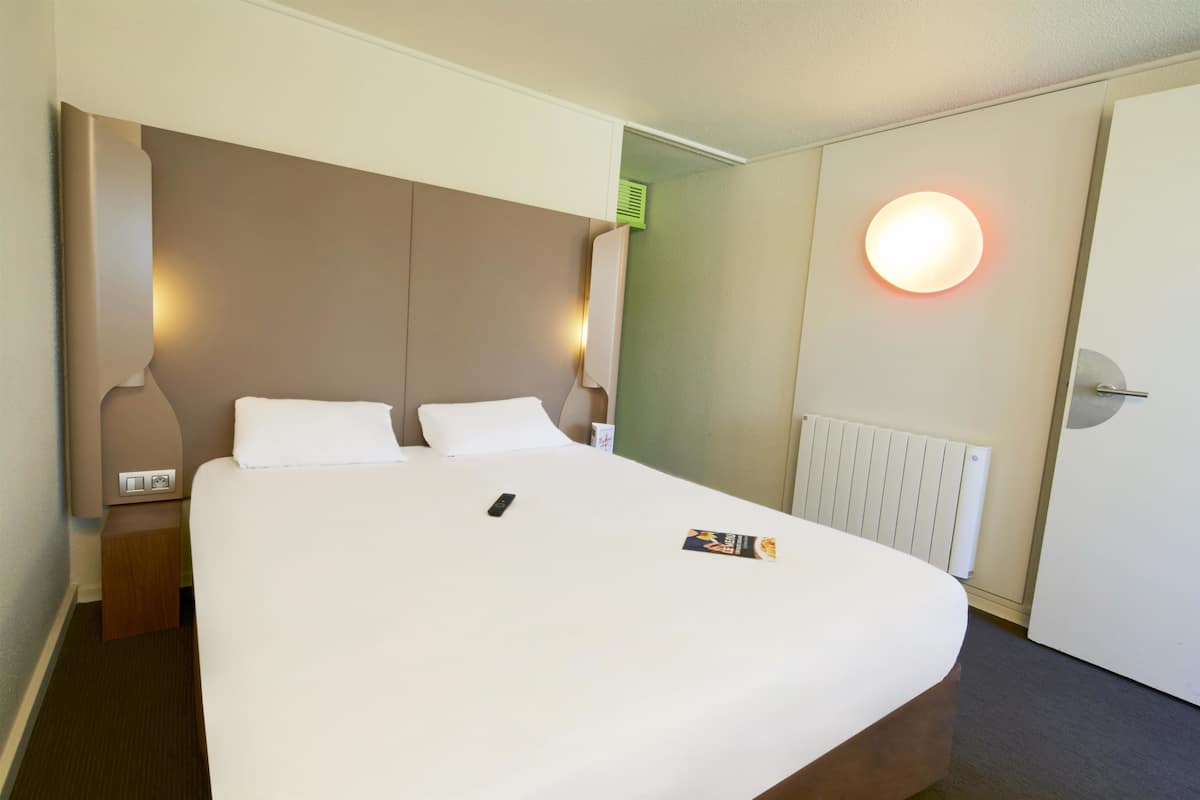 Standard Room, 1 Double Bed | Premium bedding, desk, blackout drapes, iron/ironing board