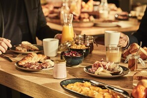 Ein reichhaltiges Frühstücksbuffet mit Speisen und Getränken.