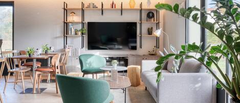 Breakfast, lunch, dinner served; French cuisine