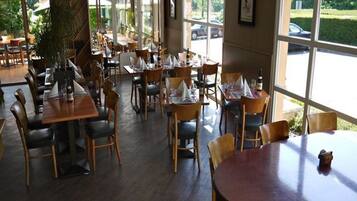 Déjeuner et dîner servis sur place