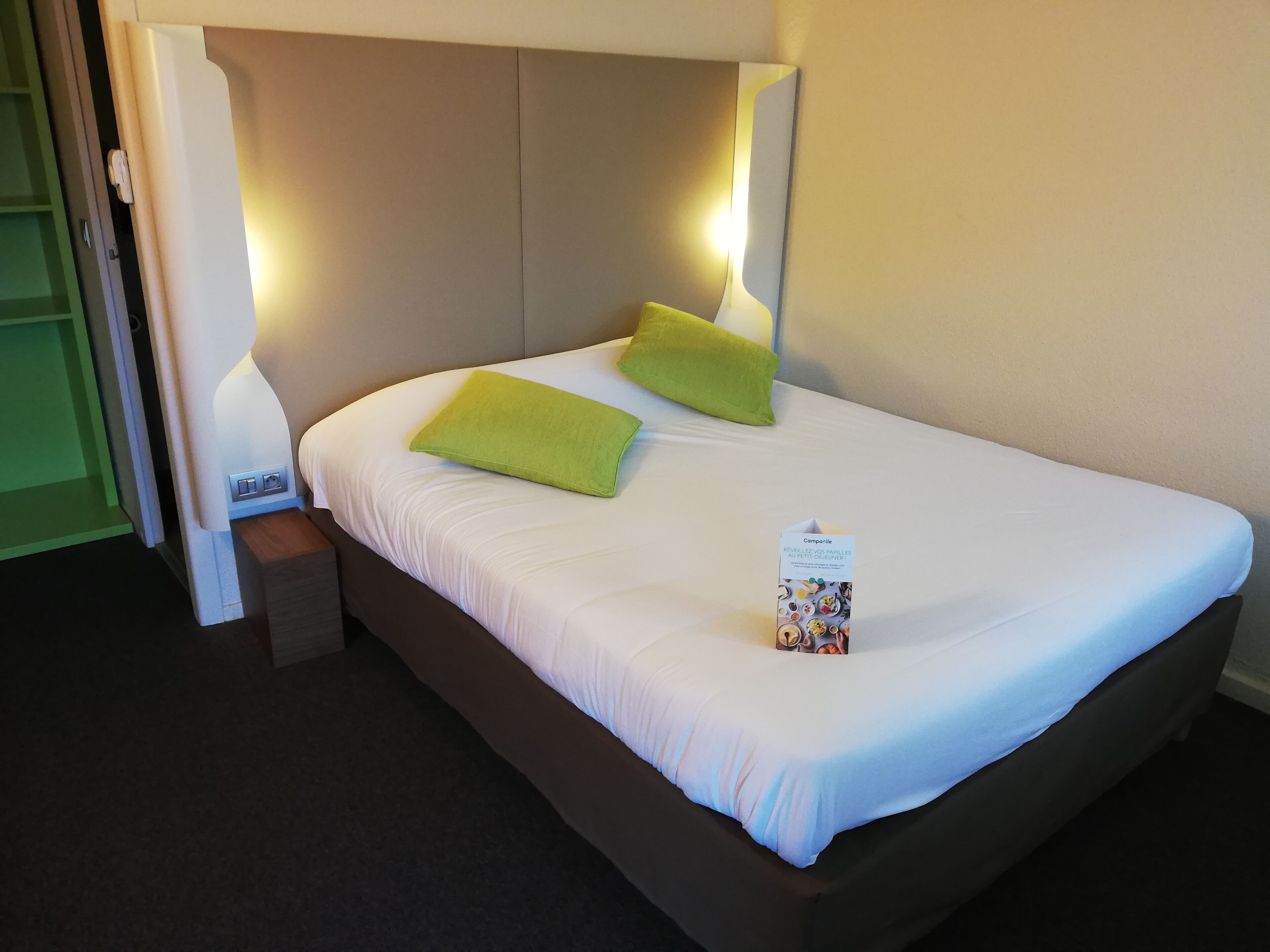 standard room, 1 double bed | premium bedding, desk, laptop workspace, iron/ironing board