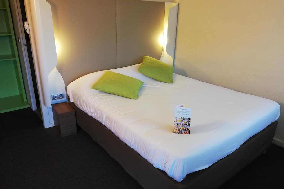 standard room, 1 double bed | premium bedding, desk, laptop workspace, iron/ironing board