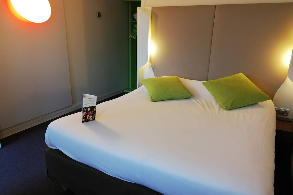 standard room, 1 double bed | premium bedding, desk, laptop workspace, iron/ironing board