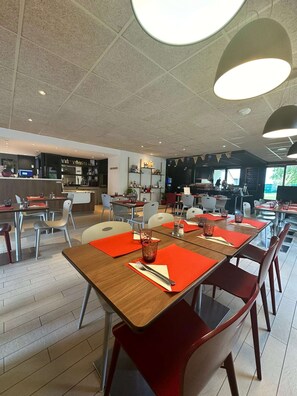 Breakfast, lunch, dinner served; Regional cuisine 