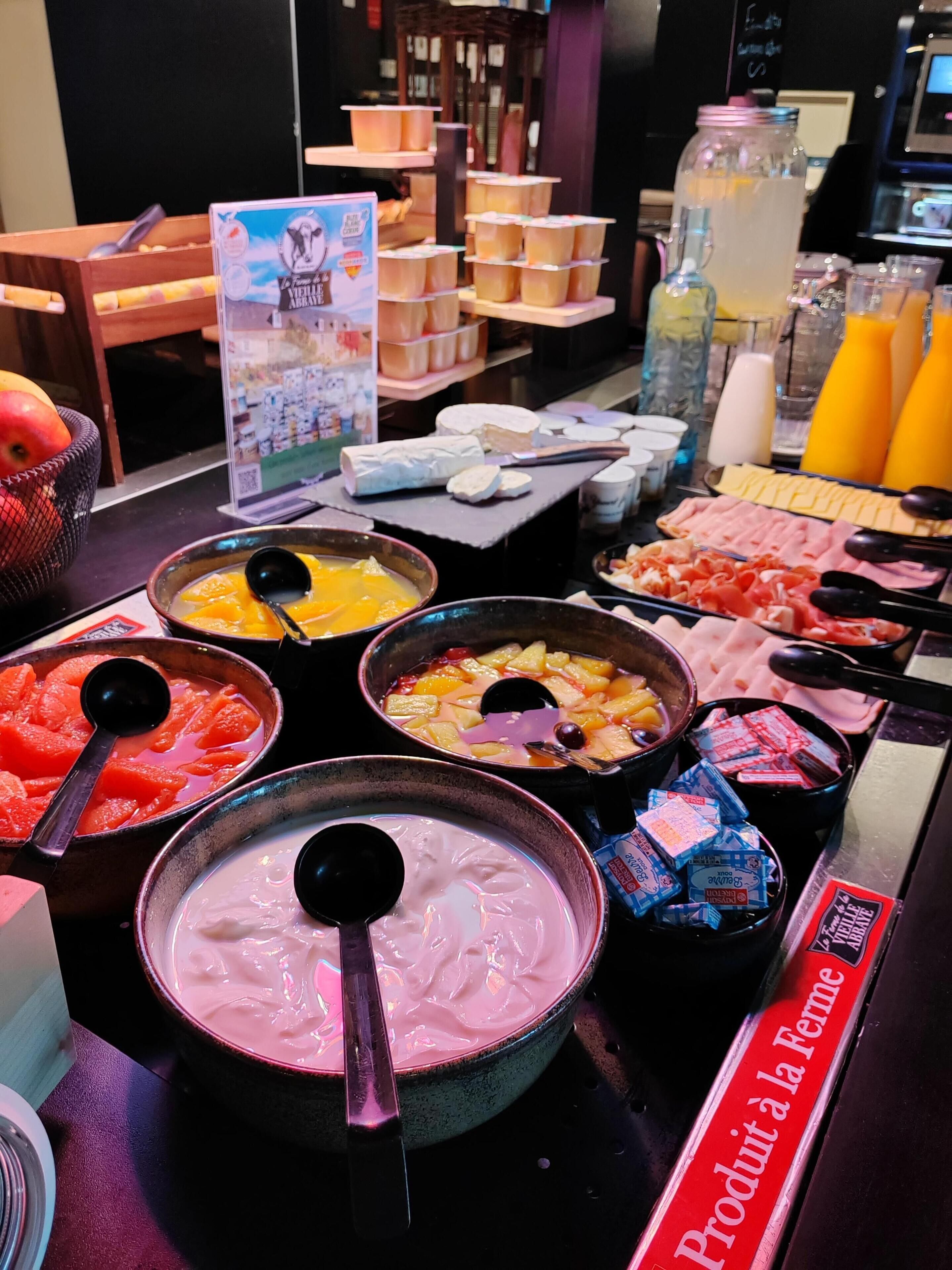 بوفيه فطور يوميًا بتكلفة قدرها (14.90 EUR للشخص)