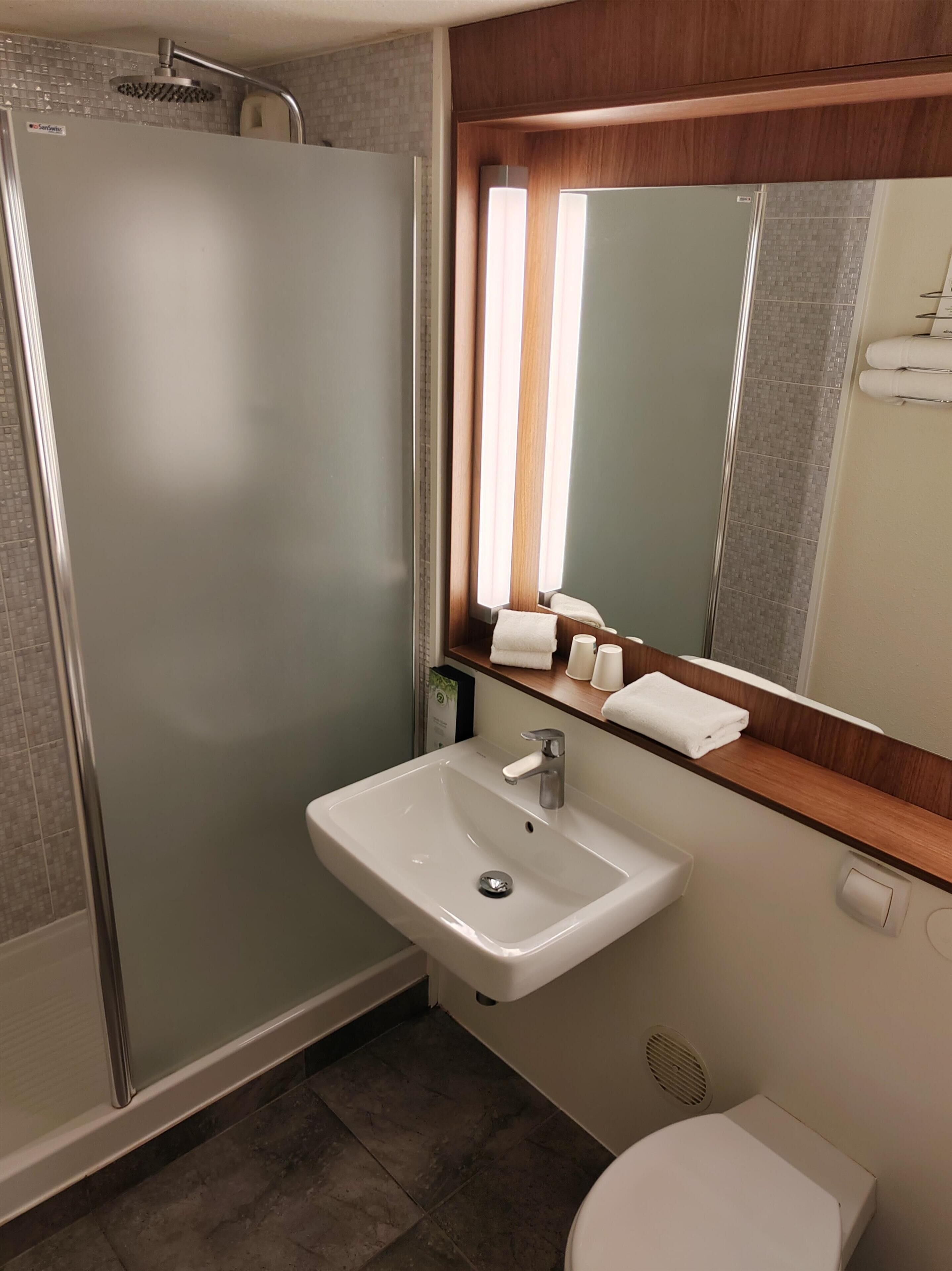 standard room, 2 single beds | bathroom | shower, eco-friendly toiletries, hair dryer, towels
