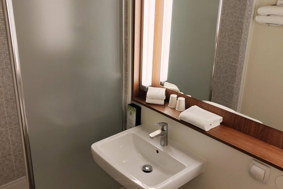 standard room, 2 single beds | bathroom | shower, eco-friendly toiletries, hair dryer, towels