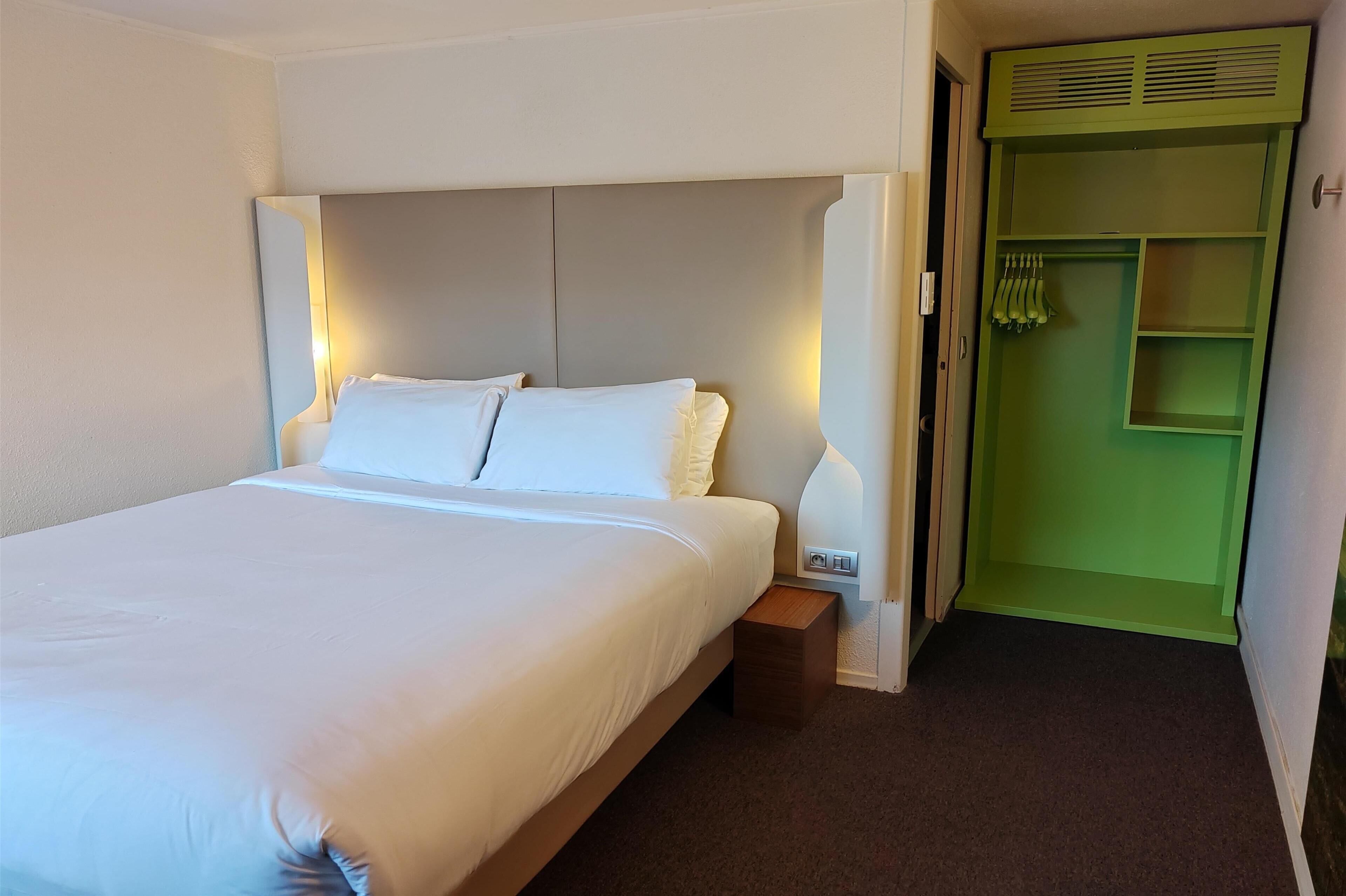 standard room, 1 double bed | premium bedding, desk, laptop workspace, iron/ironing board