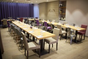 Petit déjeuner, déjeuner et dîner servis sur place