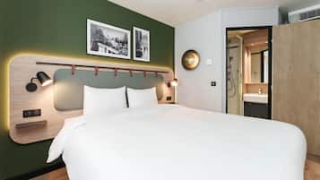 Escritorio, cortinas blackout y sistema de insonorización