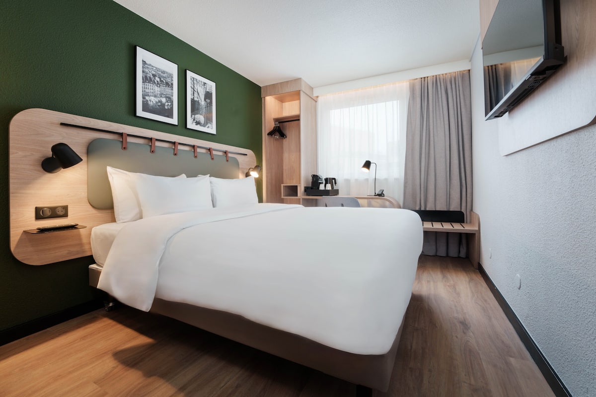 Skrivebord, blendingsgardiner, lydisolert og strykejern/-brett