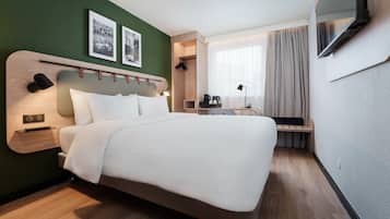 Escritorio, cortinas opacas, tabla de planchar con plancha y wifi gratis