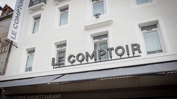 Breakfast, lunch and dinner served