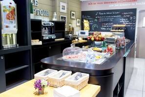Bữa sáng buffet hàng ngày với phụ phí nhỏ 