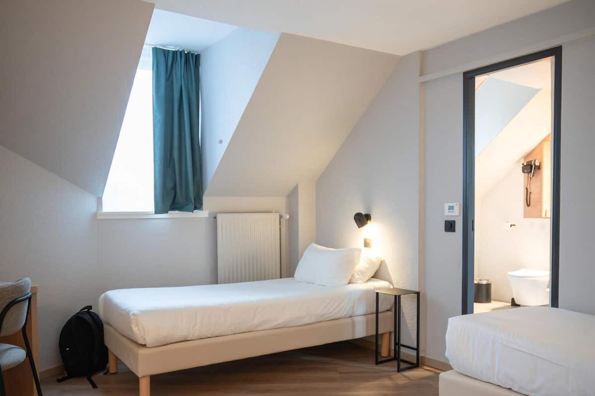 Bureau, rideaux dâobscurcissement, systĂšme dâinsonorisation