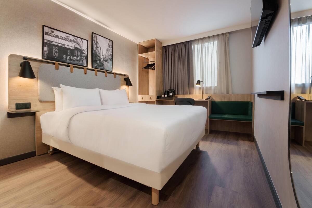 Superior Room, 1 Queen Bed | Desk, blackout curtains, iron/ironing board (on request), free WiFi