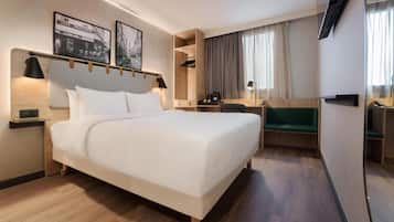 مكتب وستائر تعتيم وتجهيزات عازلة للصوت ومكواة/لوح كي