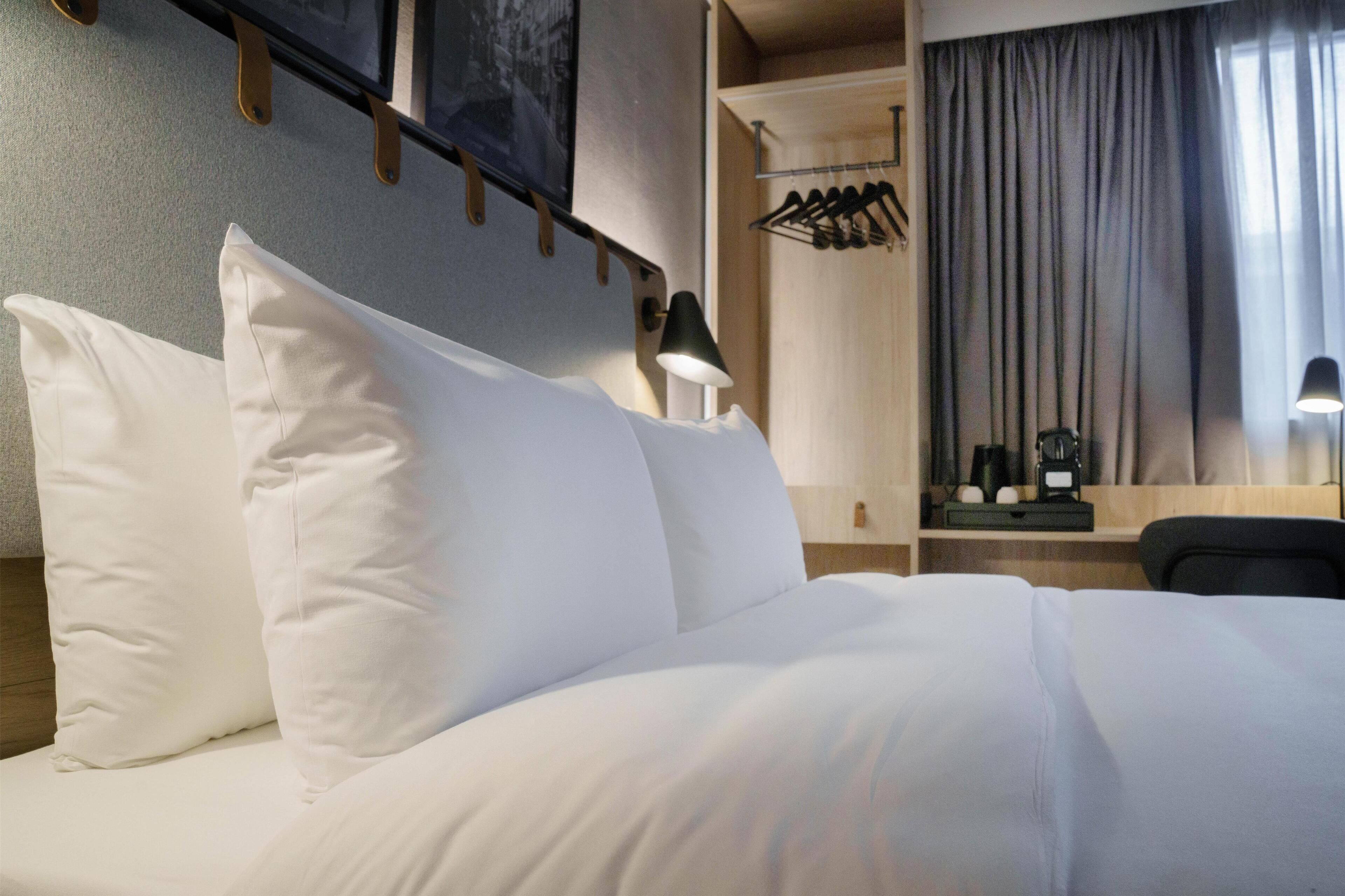 Bureau, rideaux occultants, chambres insonorisées