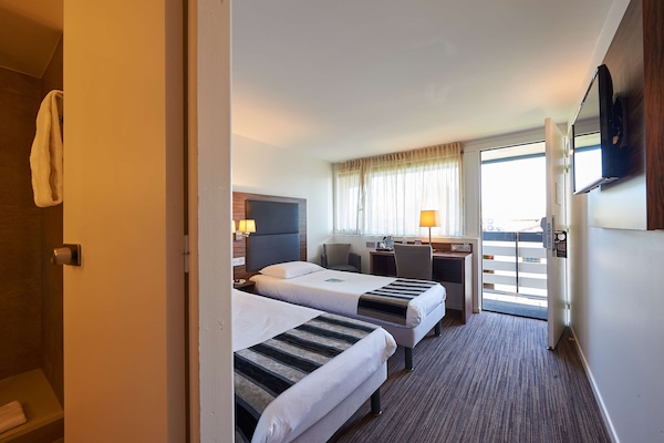 Dilengkapi dengan perabotan berbeda-beda dan meja kerja