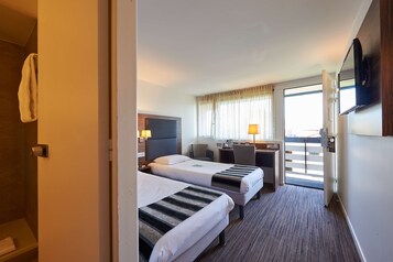 Individuell eingerichtet, Schreibtisch, Verdunkelungsvorhänge