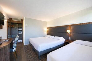 Standard Room, Berbilang Katil | Dilengkapkan perabot secara berasingan, meja, langsir/tirai gelap terus 