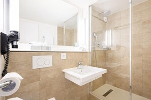 Shower, rainfall showerhead, eco-friendly toiletries, hair dryer - Kyriad Bordeaux - Mérignac Aéroport (Merignac)