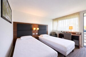 Muebles diferentes, escritorio y cortinas blackout 