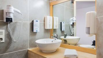 Milieuvriendelijke toiletartikelen, een haardroger, handdoeken