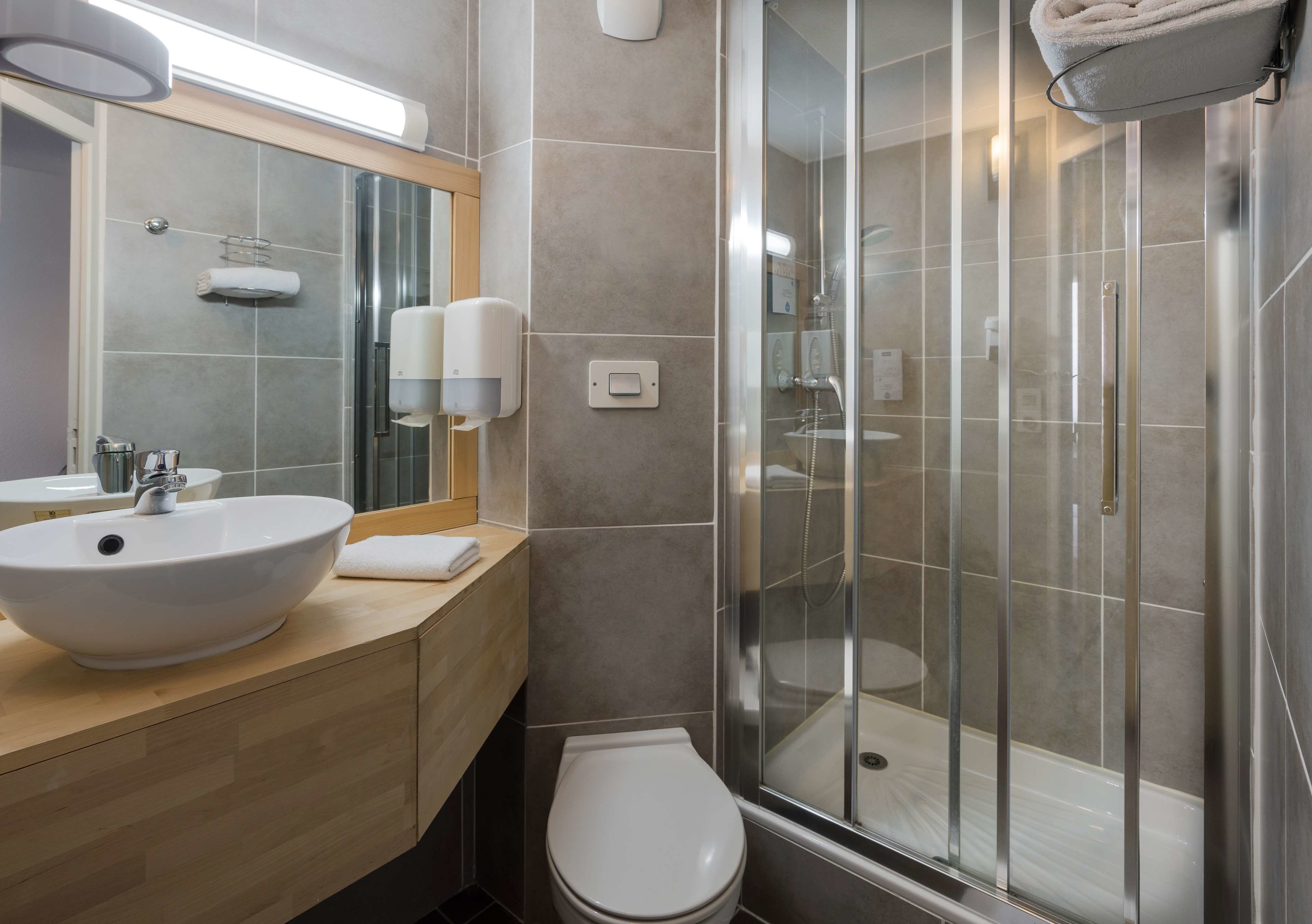 Articles de toilette écologiques, sèche-cheveux, serviettes fournies