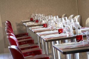 Lunch and dinner served, French cuisine - Campanile Calais (Calais)