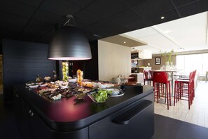 Lunch and dinner served, French cuisine - Campanile Calais (Calais)