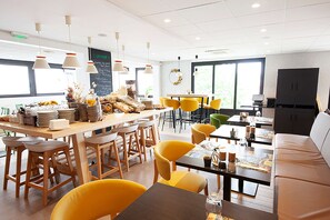 Se ofrece un desayuno bufé (14.9 EUR por persona)