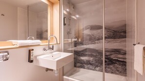 Dusche, umweltfreundliche Kosmetikartikel, Haartrockner, Handtücher