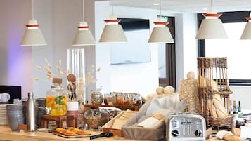 Petit déjeuner buffet (13.9 EUR par personne)